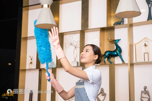 家政人员清理灯具